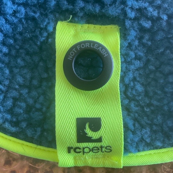 RC Pets Tundra Fleece Coat. Sea Blue & Fluorescent Yellow. Size 8 (XS) - Picture 2 of 9